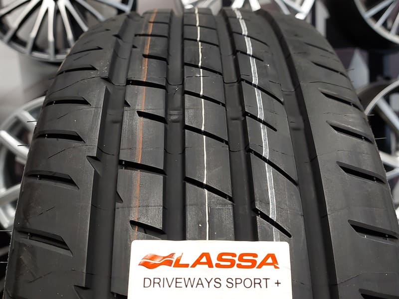 245/40R18 Lassa Driveways Sport 97Y XL